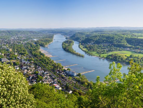 Blick vom Drachenfelsplateau zum Rhein; Deutschland Blick vom Drachenfelsplateau zum Rhein; Deutschland