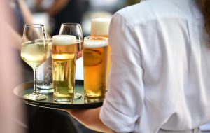 Kellnerin beim Getränke servieren im Restaurant