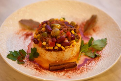 tjena kitchen, chili con carne, rice, red bean, olive, parsley, food, meal, plate, flat, restaurant